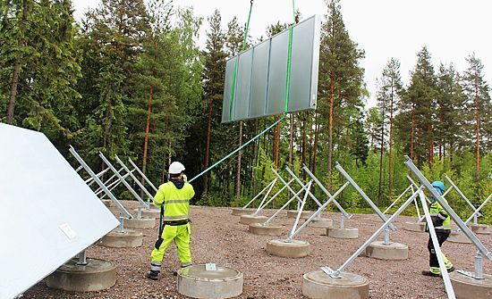 Aurinkokeräimien asennus käynnissä