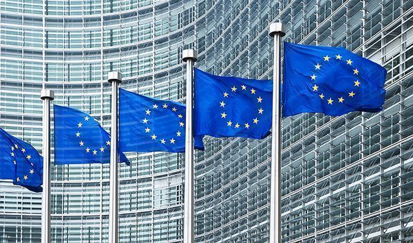 EU-lippujen rivi Euroopan komission päärakennuksen edustalla Brysselissä.