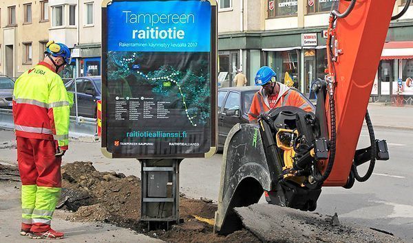 Työmiehet poistavat asvalttia kadulta Tampereella.